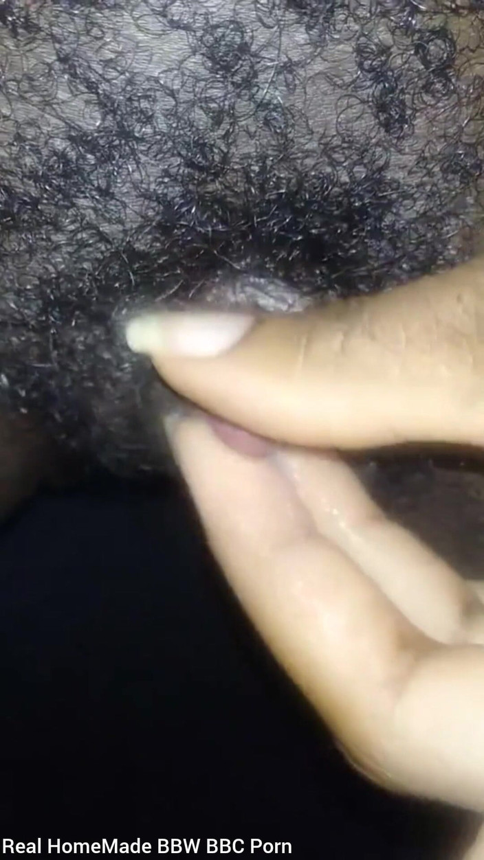 Super sexy ebony cuties: クローズアップで大きなクリトリスを撫でる、毛深く濡れた秘部