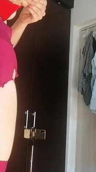 Latina sexy se divertindo experimentando roupas e cortando-as