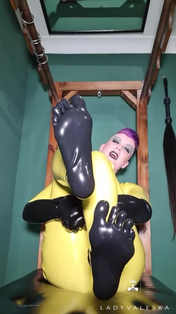 Lady Valeska: Adorando pies de látex y guantes de látex