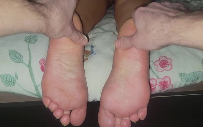 Anna Fire: सौतेली मम्मी के लिए पैरों की मालिश