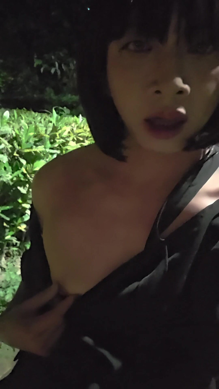 Taiwancdgirl: 伪娘婷萱在户外自慰，射在她性感的大腿上