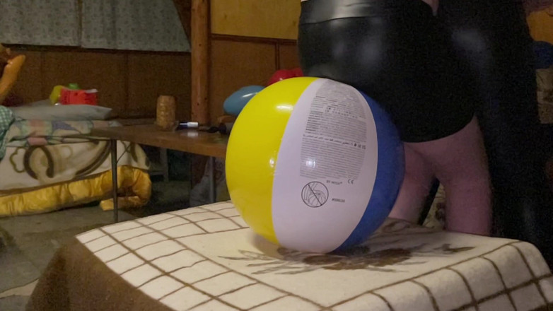 BeachBallsDuo: Weve brak een tafel! Koppel van 190 kg versus 9 grote beachballen,...