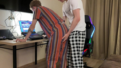 Ethan Lestray: ゲームから男の気をそらし、イケメンに舐めを与え、大きなペニスで彼女を激しくファックして来ました