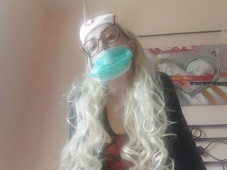 Savannah fetish dream: हॉट नर्स नए सपोसिटरी की कोशिश करती है