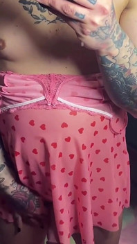 Trans dívka se předvádí v zrcadle se svým velkým ptákem