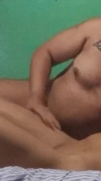 Awek kurus adik tiri saya tidak mahu menghisap batang pada mulanya, tetapi dia menyukainya.