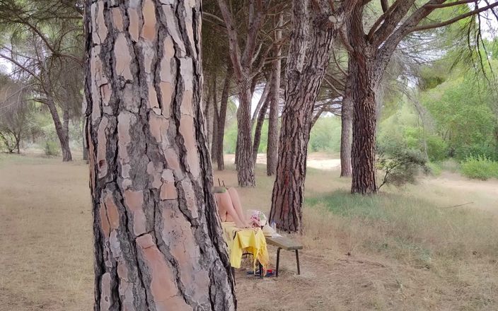 Miss Filia: La miLF nuda guarda all'aperto donna si masturba in natura...