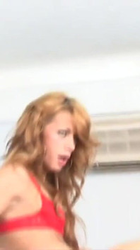 Linda Vuapa vacker blond tranny knullar med röv och cumming
