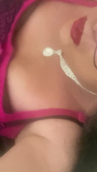 Krissy Sweets menggunakan cincin zakar dan mainan dubur