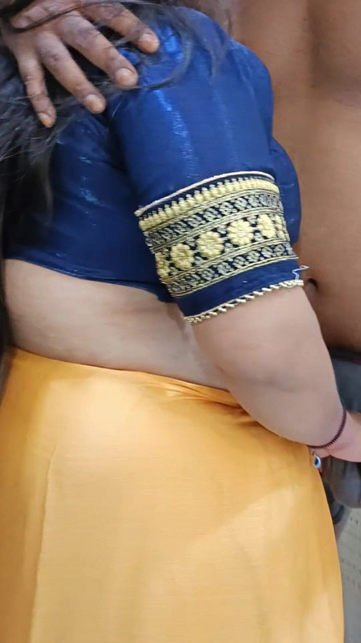 Catchybusty: mainne jaanboojhakar bhaabhi ki saari utaar di