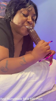 Halsfick-Übung, meinen mund mit großem dildo zu ficken
