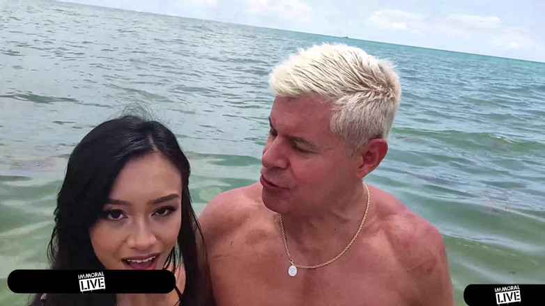 Immoral Live: Porno Dan usou todo poderoso anel para pegar loira madura...