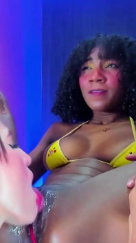 Lesbian sange jilat memek sahabat rambut cokelat mereka