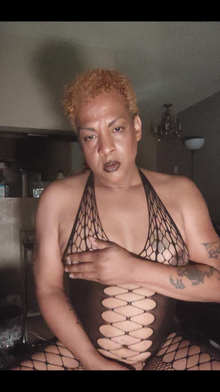 KNKY Bee: Por supuesto, la polla de mi chica funciona y la...