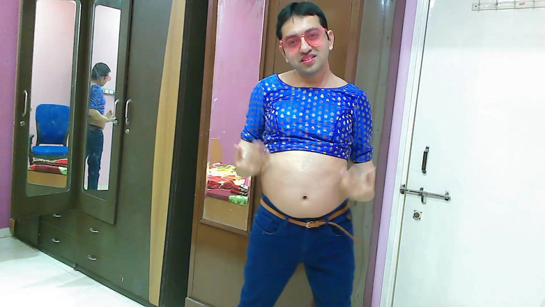 Cute & Nude Crossdresser: Мила сіссі кроссдресссер femboy sweet lollipop в джинсах, укоротивальний топ, сонцезахисні окуляри і шльопанці.