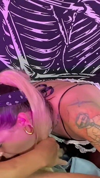 Trans empregada satisfaz seu chefe com deepthroath e gozada interna