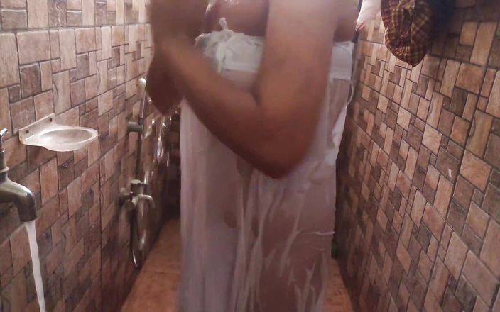 Konika: Video viral tante seksi india lagi mandi bareng kakak ipar...