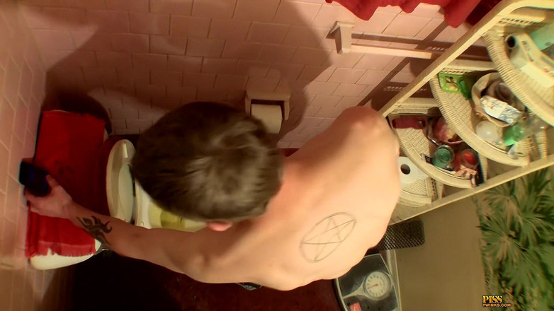 Piss Twinks: Dni Prostych Chłopców sika