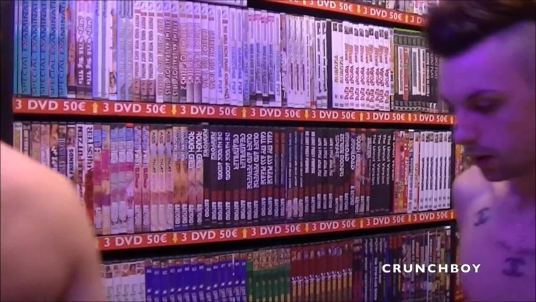 Crunch Boy: Une jumelle femiante se fait baiser par une curieuse hétéro...