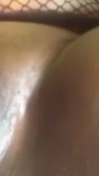 Având un duș frecându-mi pizda stimulându-mi clitorisul cu vibrator