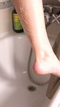 Teen teen amateur neckt ihre sexy waden in der dusche