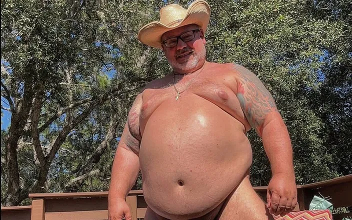 Hand-Free-Daddy-Chub: Cowboy Barnyard Chub Step-daddy Has Fun to Country Music