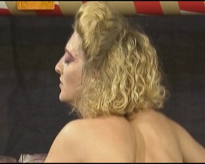 Enjoy German porn: Німецька леді з пестощами пальцями розважається в анал зі своїм коханцем