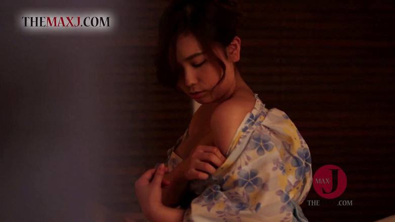 Asian happy ending: Awek Asia panas melancap dengan alat penggetar