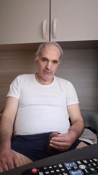 Senin için sehpa üzerinde bir sperm gölü Claudio