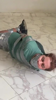 在看她的屁股被抓