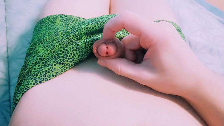Pasha: Cara em lindos calções de banho verdes massageia eroticamente seu