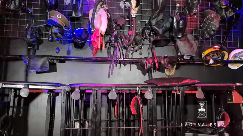 Lady Valeska: Dommes lateks menelefon dalam gimps untuk strap-on ibadah