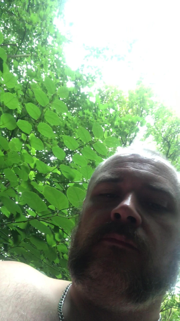 B A Bear: Strip-tease et pisse dans les bois