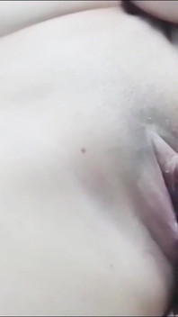 Mahasiswi india lagi asik fingering dan masturbasi memeknya untuk pertama kalinya