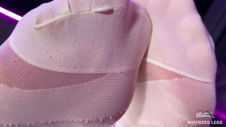 Mistress Legs: Unter den füßen der herrin in weißer strumpfhose auf der...