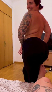 Wifebucket Amateurs - bigtit wytatuowany miód dając chwytającą ręczną robotę