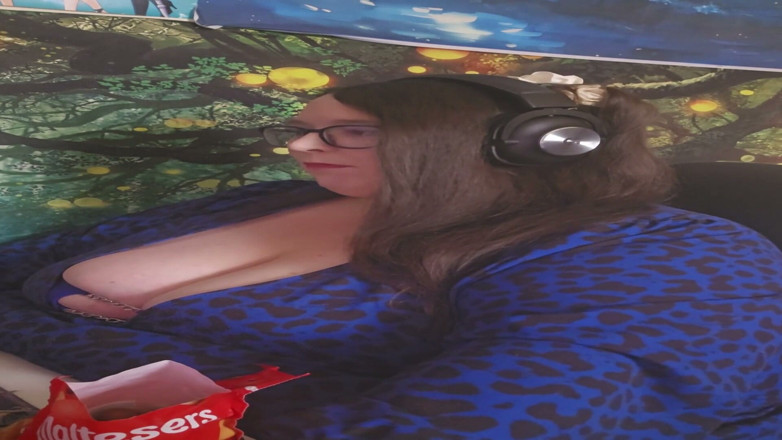SSBBWLadyBrads: Culona diosa merienda mientras trabaja