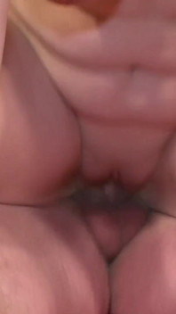 Гаряча лесбіянка Джина приєднується до пари і отримує лизання її пизди