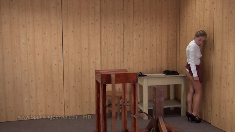 Spanking Server: Nici Dee caning