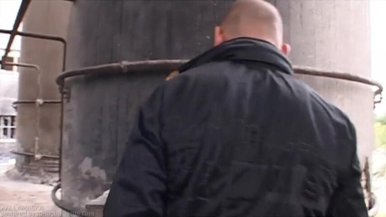 Young Bastards: Bi-jongen opent zijn gat