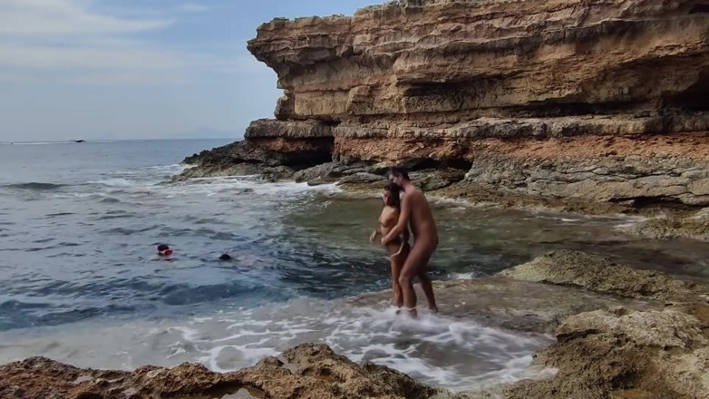 Magia Rosa: Para penyelam melihat kami bercinta di pantai memberi kami bantuan