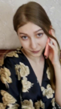 Cadela gostosa fala com seu marido no telefone enquanto o treinador fode sua buceta