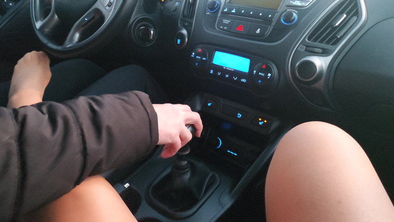 Step Mommy: 穿着丝袜的热辣熟女在公共场合勾引出租车司机