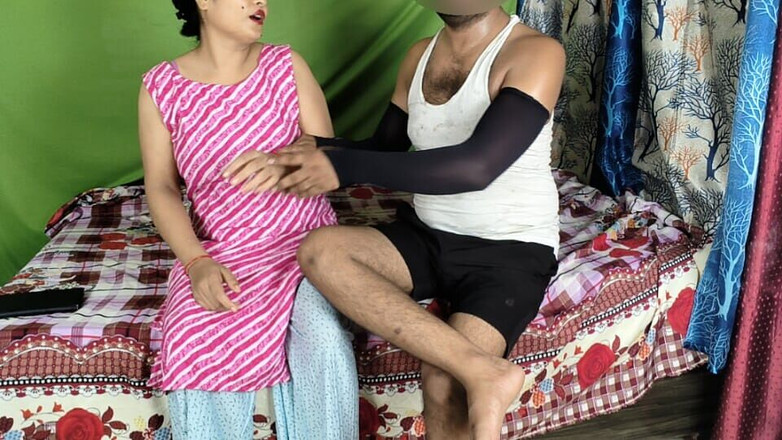 Pyaripooja22: Sorellastra va dal suo fratellastro e si accarezza il cazzo...