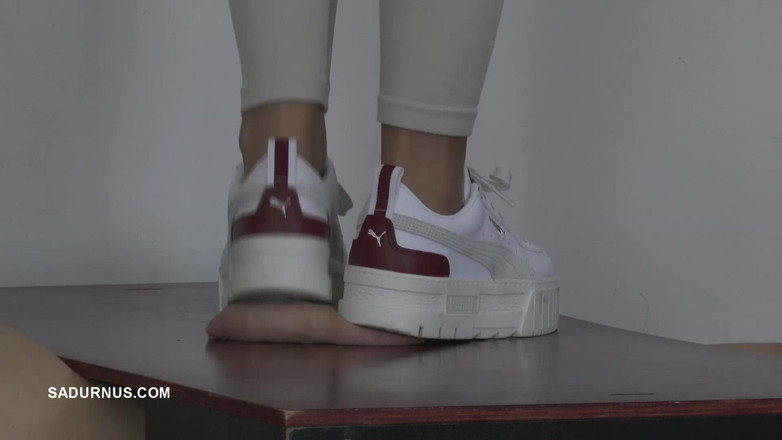 Sadurnus: 女主人娜塔莎只是敲他的手机