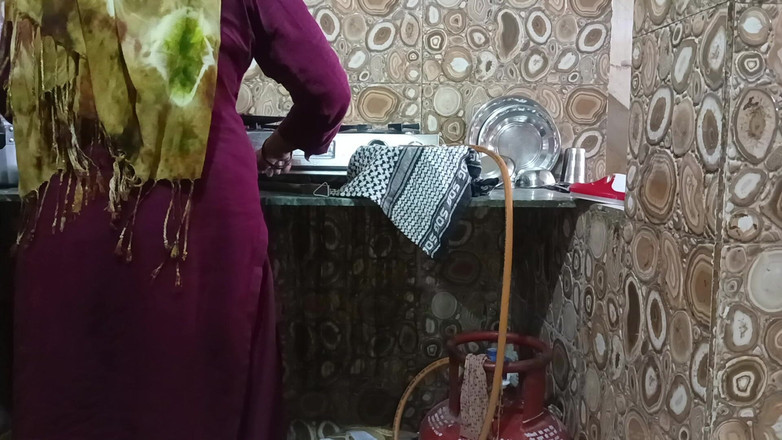 Bhabhi UP: Fui para a cozinha com a esposa de um amigo...