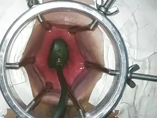 Büyük dildoyu kırık götüme sokuyorum