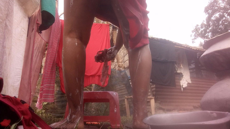 Sadia vabi: College Girl Bathing Outside