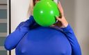The Busty Sasha: Napompowanie ogromnego balonu (z moim dildo strapon pod spodem)!