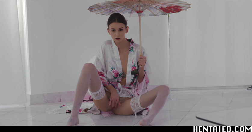 Hentaied: Real Life Hentai - la ragazza tatuata cavalca un enorme dildo...